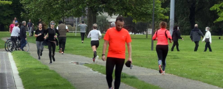 Imágenes de la jornada del 2 de mayo, en la que los navarros pueden salir a la calle a pasear y hacer deporte entre las 6 y las 10 de la mañana, y las 20 y las 23 de la noche.