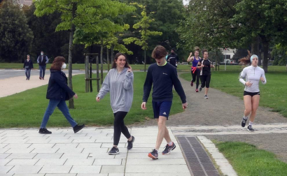 Imágenes de la jornada del 2 de mayo, en la que los navarros pueden salir a la calle a pasear y hacer deporte entre las 6 y las 10 de la mañana, y las 20 y las 23 de la noche.