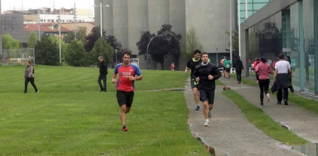 Imágenes de la jornada del 2 de mayo, en la que los navarros pueden salir a la calle a pasear y hacer deporte entre las 6 y las 10 de la mañana, y las 20 y las 23 de la noche.