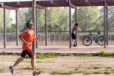 Imágenes de la jornada del 2 de mayo, en la que los navarros pueden salir a la calle a pasear y hacer deporte entre las 6 y las 10 de la mañana, y las 20 y las 23 de la noche.