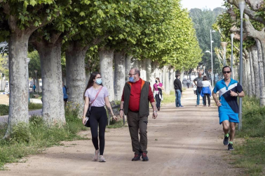 Imágenes de la jornada del 2 de mayo, en la que los navarros pueden salir a la calle a pasear y hacer deporte entre las 6 y las 10 de la mañana, y las 20 y las 23 de la noche.