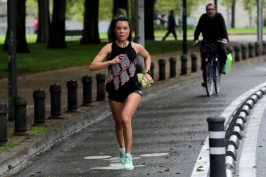 Imágenes de la jornada del 2 de mayo, en la que los navarros pueden salir a la calle a pasear y hacer deporte entre las 6 y las 10 de la mañana, y las 20 y las 23 de la noche.