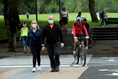 Imágenes de la jornada del 2 de mayo, en la que los navarros pueden salir a la calle a pasear y hacer deporte entre las 6 y las 10 de la mañana, y las 20 y las 23 de la noche.