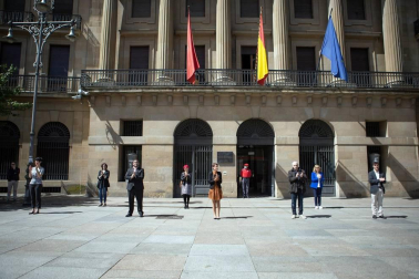 Chivite ha encabezado una concentración que ha tenido lugar ante el Palacio de Navarra, mientras que los sanitarios se han congregado en el exterior del Complejo Hospitalario de Navarra