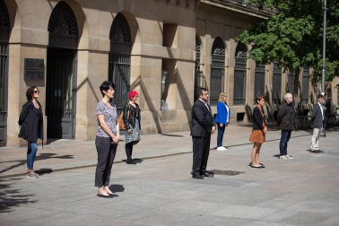 Chivite ha encabezado una concentración que ha tenido lugar ante el Palacio de Navarra, mientras que los sanitarios se han congregado en el exterior del Complejo Hospitalario de Navarra