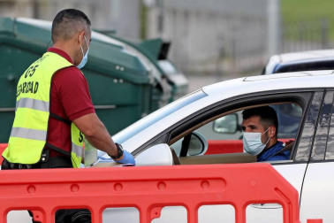 Fotos del primer entrenamiento de Osasuna este viernes en las instalaciones de Tajonar donde los jugadores del primer equipo han regresado después de 56 días en los que se cesó la actividad. La entidad rojilla ha establecido un riguroso protocolo sanitario autorizado por el Ministerio de sanidad y difundido por el Consejo Superior de Deportes. Solo se permite la entrada a las instalaciones al personal debidamente acreditado no siendo autorizada la entrada a los medios de comunicación.