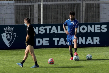 Fotos del primer entrenamiento de Osasuna este viernes en las instalaciones de Tajonar donde los jugadores del primer equipo han regresado después de 56 días en los que se cesó la actividad. La entidad rojilla ha establecido un riguroso protocolo sanitario autorizado por el Ministerio de sanidad y difundido por el Consejo Superior de Deportes. Solo se permite la entrada a las instalaciones al personal debidamente acreditado no siendo autorizada la entrada a los medios de comunicación.
