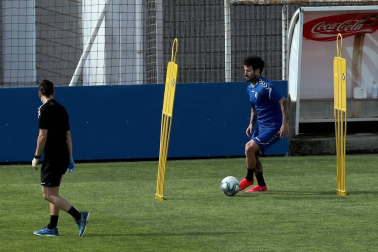 Fotos del primer entrenamiento de Osasuna este viernes en las instalaciones de Tajonar donde los jugadores del primer equipo han regresado después de 56 días en los que se cesó la actividad. La entidad rojilla ha establecido un riguroso protocolo sanitario autorizado por el Ministerio de sanidad y difundido por el Consejo Superior de Deportes. Solo se permite la entrada a las instalaciones al personal debidamente acreditado no siendo autorizada la entrada a los medios de comunicación.