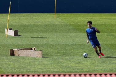 Fotos del primer entrenamiento de Osasuna este viernes en las instalaciones de Tajonar donde los jugadores del primer equipo han regresado después de 56 días en los que se cesó la actividad. La entidad rojilla ha establecido un riguroso protocolo sanitario autorizado por el Ministerio de sanidad y difundido por el Consejo Superior de Deportes. Solo se permite la entrada a las instalaciones al personal debidamente acreditado no siendo autorizada la entrada a los medios de comunicación.
