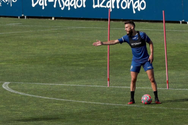 Fotos del primer entrenamiento de Osasuna este viernes en las instalaciones de Tajonar donde los jugadores del primer equipo han regresado después de 56 días en los que se cesó la actividad. La entidad rojilla ha establecido un riguroso protocolo sanitario autorizado por el Ministerio de sanidad y difundido por el Consejo Superior de Deportes. Solo se permite la entrada a las instalaciones al personal debidamente acreditado no siendo autorizada la entrada a los medios de comunicación.