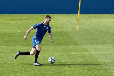 Fotos del primer entrenamiento de Osasuna este viernes en las instalaciones de Tajonar donde los jugadores del primer equipo han regresado después de 56 días en los que se cesó la actividad. La entidad rojilla ha establecido un riguroso protocolo sanitario autorizado por el Ministerio de sanidad y difundido por el Consejo Superior de Deportes. Solo se permite la entrada a las instalaciones al personal debidamente acreditado no siendo autorizada la entrada a los medios de comunicación.