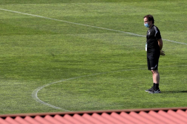 Fotos del primer entrenamiento de Osasuna este viernes en las instalaciones de Tajonar donde los jugadores del primer equipo han regresado después de 56 días en los que se cesó la actividad. La entidad rojilla ha establecido un riguroso protocolo sanitario autorizado por el Ministerio de sanidad y difundido por el Consejo Superior de Deportes. Solo se permite la entrada a las instalaciones al personal debidamente acreditado no siendo autorizada la entrada a los medios de comunicación.