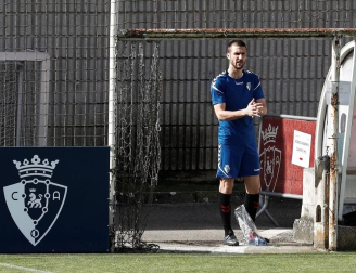 Fotos del primer entrenamiento de Osasuna este viernes en las instalaciones de Tajonar donde los jugadores del primer equipo han regresado después de 56 días en los que se cesó la actividad. La entidad rojilla ha establecido un riguroso protocolo sanitario autorizado por el Ministerio de sanidad y difundido por el Consejo Superior de Deportes. Solo se permite la entrada a las instalaciones al personal debidamente acreditado no siendo autorizada la entrada a los medios de comunicación.