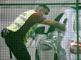 Fotos del primer entrenamiento de Osasuna este viernes en las instalaciones de Tajonar donde los jugadores del primer equipo han regresado después de 56 días en los que se cesó la actividad. La entidad rojilla ha establecido un riguroso protocolo sanitario autorizado por el Ministerio de sanidad y difundido por el Consejo Superior de Deportes. Solo se permite la entrada a las instalaciones al personal debidamente acreditado no siendo autorizada la entrada a los medios de comunicación.