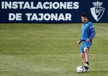 Fotos del primer entrenamiento de Osasuna este viernes en las instalaciones de Tajonar donde los jugadores del primer equipo han regresado después de 56 días en los que se cesó la actividad. La entidad rojilla ha establecido un riguroso protocolo sanitario autorizado por el Ministerio de sanidad y difundido por el Consejo Superior de Deportes. Solo se permite la entrada a las instalaciones al personal debidamente acreditado no siendo autorizada la entrada a los medios de comunicación.
