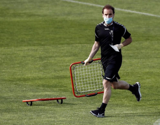Fotos del primer entrenamiento de Osasuna este viernes en las instalaciones de Tajonar donde los jugadores del primer equipo han regresado después de 56 días en los que se cesó la actividad. La entidad rojilla ha establecido un riguroso protocolo sanitario autorizado por el Ministerio de sanidad y difundido por el Consejo Superior de Deportes. Solo se permite la entrada a las instalaciones al personal debidamente acreditado no siendo autorizada la entrada a los medios de comunicación.