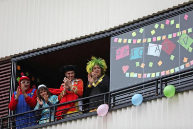 Los vecinos del edificio del barrio pamplonés situado en la plaza entre las calles Londres y Madrid celebraron este domingo, 10 de mayo,una fiesta de disfraces como agradecimiento a los que han aguantado el confinamiento durante la epidemia de coronavirus.