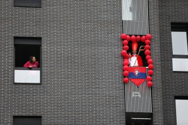 Los vecinos del edificio del barrio pamplonés situado en la plaza entre las calles Londres y Madrid celebraron este domingo, 10 de mayo,una fiesta de disfraces como agradecimiento a los que han aguantado el confinamiento durante la epidemia de coronavirus.