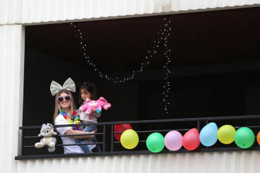 Los vecinos del edificio del barrio pamplonés situado en la plaza entre las calles Londres y Madrid celebraron este domingo, 10 de mayo,una fiesta de disfraces como agradecimiento a los que han aguantado el confinamiento durante la epidemia de coronavirus.