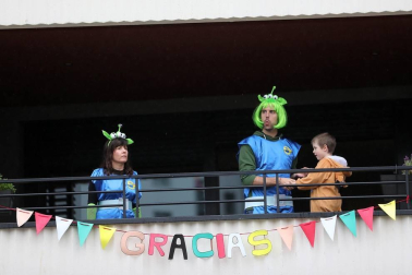 Los vecinos del edificio del barrio pamplonés situado en la plaza entre las calles Londres y Madrid celebraron este domingo, 10 de mayo,una fiesta de disfraces como agradecimiento a los que han aguantado el confinamiento durante la epidemia de coronavirus.