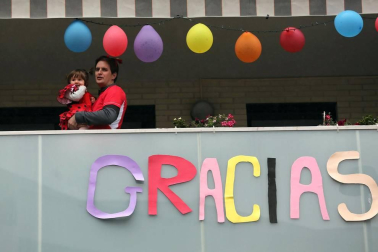 Los vecinos del edificio del barrio pamplonés situado en la plaza entre las calles Londres y Madrid celebraron este domingo, 10 de mayo,una fiesta de disfraces como agradecimiento a los que han aguantado el confinamiento durante la epidemia de coronavirus.