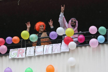 Los vecinos del edificio del barrio pamplonés situado en la plaza entre las calles Londres y Madrid celebraron este domingo, 10 de mayo,una fiesta de disfraces como agradecimiento a los que han aguantado el confinamiento durante la epidemia de coronavirus.