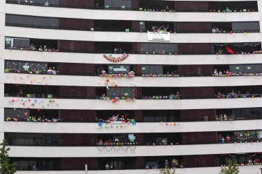 Los vecinos del edificio del barrio pamplonés situado en la plaza entre las calles Londres y Madrid celebraron este domingo, 10 de mayo,una fiesta de disfraces como agradecimiento a los que han aguantado el confinamiento durante la epidemia de coronavirus.