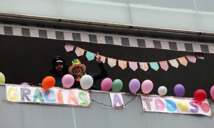 Los vecinos del edificio del barrio pamplonés situado en la plaza entre las calles Londres y Madrid celebraron este domingo, 10 de mayo,una fiesta de disfraces como agradecimiento a los que han aguantado el confinamiento durante la epidemia de coronavirus.