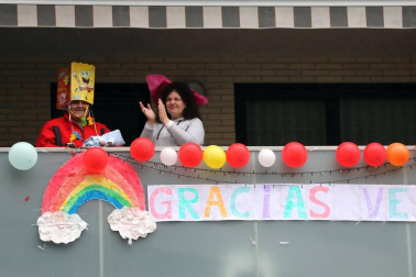 Los vecinos del edificio del barrio pamplonés situado en la plaza entre las calles Londres y Madrid celebraron este domingo, 10 de mayo,una fiesta de disfraces como agradecimiento a los que han aguantado el confinamiento durante la epidemia de coronavirus.