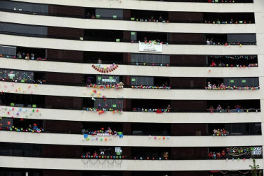 Los vecinos del edificio del barrio pamplonés situado en la plaza entre las calles Londres y Madrid celebraron este domingo, 10 de mayo,una fiesta de disfraces como agradecimiento a los que han aguantado el confinamiento durante la epidemia de coronavirus.