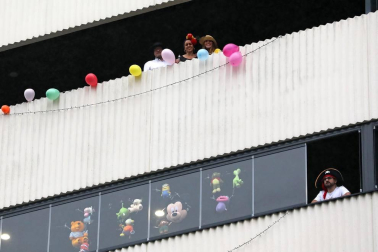 Los vecinos del edificio del barrio pamplonés situado en la plaza entre las calles Londres y Madrid celebraron este domingo, 10 de mayo,una fiesta de disfraces como agradecimiento a los que han aguantado el confinamiento durante la epidemia de coronavirus.