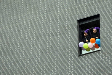 Los vecinos del edificio del barrio pamplonés situado en la plaza entre las calles Londres y Madrid celebraron este domingo, 10 de mayo,una fiesta de disfraces como agradecimiento a los que han aguantado el confinamiento durante la epidemia de coronavirus.