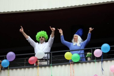 Los vecinos del edificio del barrio pamplonés situado en la plaza entre las calles Londres y Madrid celebraron este domingo, 10 de mayo,una fiesta de disfraces como agradecimiento a los que han aguantado el confinamiento durante la epidemia de coronavirus.