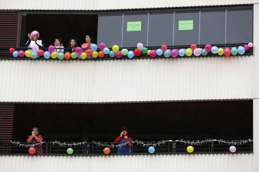 Los vecinos del edificio del barrio pamplonés situado en la plaza entre las calles Londres y Madrid celebraron este domingo, 10 de mayo,una fiesta de disfraces como agradecimiento a los que han aguantado el confinamiento durante la epidemia de coronavirus.