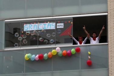 Los vecinos del edificio del barrio pamplonés situado en la plaza entre las calles Londres y Madrid celebraron este domingo, 10 de mayo,una fiesta de disfraces como agradecimiento a los que han aguantado el confinamiento durante la epidemia de coronavirus.