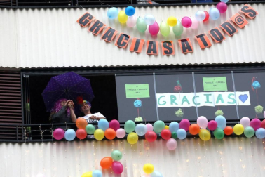 Los vecinos del edificio del barrio pamplonés situado en la plaza entre las calles Londres y Madrid celebraron este domingo, 10 de mayo,una fiesta de disfraces como agradecimiento a los que han aguantado el confinamiento durante la epidemia de coronavirus.