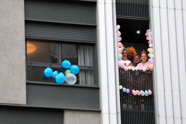 Los vecinos del edificio del barrio pamplonés situado en la plaza entre las calles Londres y Madrid celebraron este domingo, 10 de mayo,una fiesta de disfraces como agradecimiento a los que han aguantado el confinamiento durante la epidemia de coronavirus.