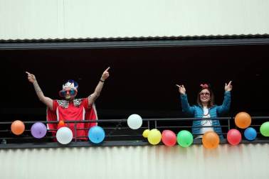 Los vecinos del edificio del barrio pamplonés situado en la plaza entre las calles Londres y Madrid celebraron este domingo, 10 de mayo,una fiesta de disfraces como agradecimiento a los que han aguantado el confinamiento durante la epidemia de coronavirus.
