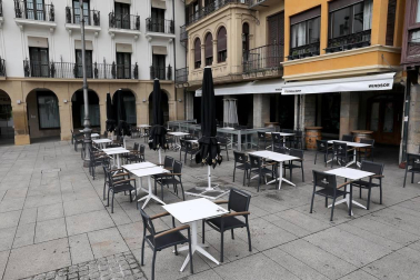 Imágenes de algunas de las terrazas del centro de Pamplona, que ultiman sus preparativos antes de su reapertura.