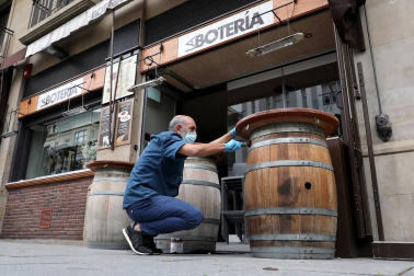Imágenes de algunas de las terrazas del centro de Pamplona, que ultiman sus preparativos antes de su reapertura.