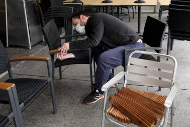 Imágenes de algunas de las terrazas del centro de Pamplona, que ultiman sus preparativos antes de su reapertura.