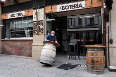 Imágenes de algunas de las terrazas del centro de Pamplona, que ultiman sus preparativos antes de su reapertura.