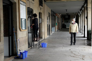 Imágenes de algunas de las terrazas del centro de Pamplona, que ultiman sus preparativos antes de su reapertura.