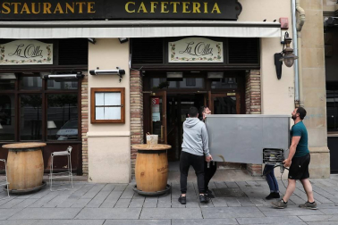 Imágenes de algunas de las terrazas del centro de Pamplona, que ultiman sus preparativos antes de su reapertura.