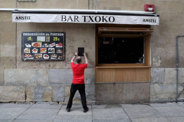 Imágenes de algunas de las terrazas del centro de Pamplona, que ultiman sus preparativos antes de su reapertura.