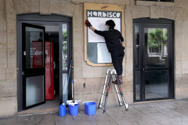 Imágenes de algunas de las terrazas del centro de Pamplona, que ultiman sus preparativos antes de su reapertura.