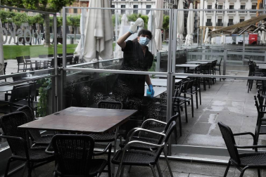 Imágenes de algunas de las terrazas del centro de Pamplona, que ultiman sus preparativos antes de su reapertura.