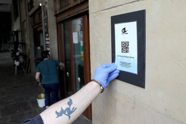 Imágenes de algunas de las terrazas del centro de Pamplona, que ultiman sus preparativos antes de su reapertura.