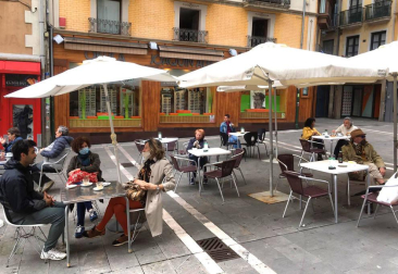 Varias personas en una terraza de la plaza del Ayuntamiento de Pamplona este lunes.