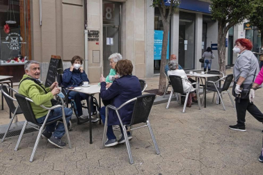 Este lunes, Navarra ha entrado en la fase 1 de la desescalada y numerosos comercios y terrazas de toda la Comunidad foral han reabierto sus puertas.